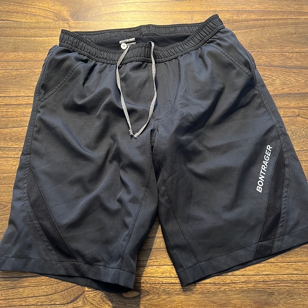 Bontrager cycling shorts mens size M black with padding and pockets